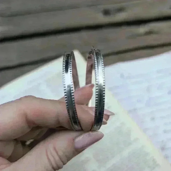 Vintage silvertone hoop earrings - Picture 4 of 5